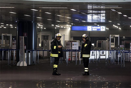 Un incendio obliga a cerrar el aeropuerto de Roma-Fiumicino